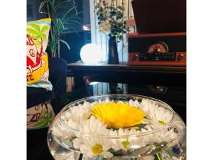a yellow flower in a bowl of water at Hotel Tetora Tsurumi - Vacation STAY 37288v in Yokohama