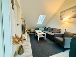 - un salon avec un canapé et une table dans l'établissement Ferienhaus Usedom Familie Stopp Haus 23, à Lütow