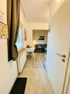 LütowにあるFerienwohnung Usedom Familie Stopp Apartment 23aのリビングルーム(テーブル付)へ続く廊下