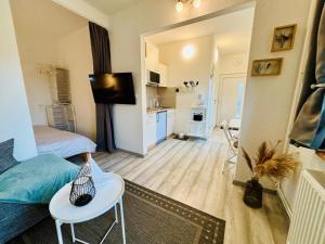 LütowにあるFerienwohnung Usedom Familie Stopp Apartment 23aの部屋にベッドとテーブルがある寝室 +14枚の写真