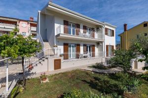 uma grande casa branca com uma varanda em Apartment in Porec/Istrien 10030 em Porec