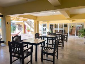Imadomariにあるpension sunset beach - Vacation STAY 41230vのテーブルと椅子、パティオ付きのレストラン +13枚の写真