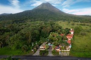 uma vista aérea de uma casa em frente a uma montanha em Paradise Hot Springs em Fortuna