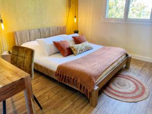 - un lit avec des oreillers dans une chambre dans l'établissement Villa Angel, à La Gaude
