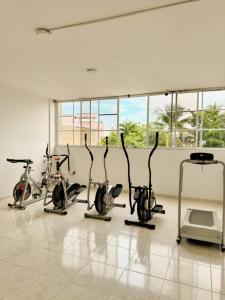 una fila de bicicletas estáticas en un gimnasio en Hotel Ginebra Sincelejo, en Sincelejo