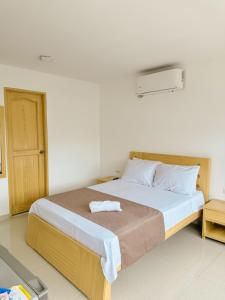 1 dormitorio con 1 cama grande en una habitación en Hotel Ginebra Sincelejo, en Sincelejo