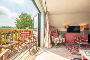 沃本的住宿－Vibrant rural hideaway - Aspen Loft，客房设有带桌椅的阳台。