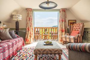 沃本的住宿－Vibrant rural hideaway - Aspen Loft，客厅配有沙发和桌子
