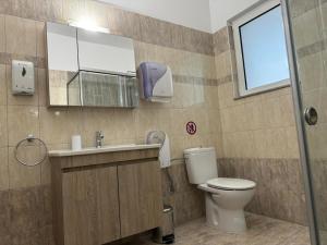 Koupelna v ubytování Kiriakos Apartment
