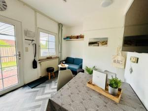 a living room with a table with a laptop on it at Ostsee Ferienhaus Usedom Familie Stopp Haus 26 in Lütow