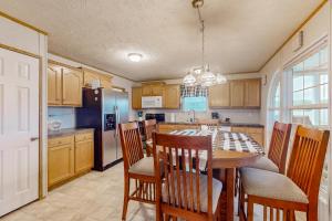 Dapur atau dapur kecil di Lakeside Sunset Haven