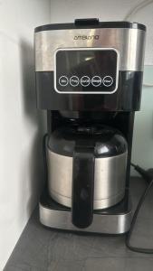 eine Kaffeemaschine auf einer Kaffeemaschine in der Unterkunft FerienWohnenamSee Appartements mit Whirlpool in Überlingen