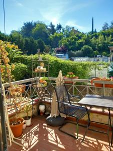 a patio with a table and chairs on a balcony at Villetta Tora in Santo Stefano di Magra
