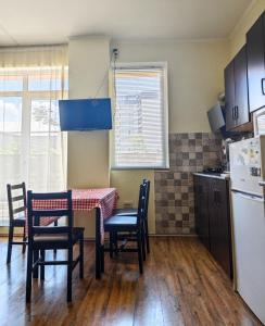 Кухня или мини-кухня в Apartment on the sea
