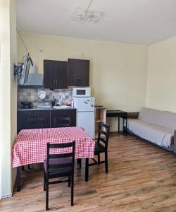 Кухня или мини-кухня в Apartment on the sea
