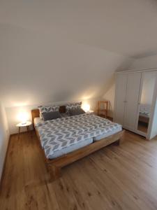 una camera da letto con un letto grande e due lampade di Ferienwohnung Im Distelweg a Scheid