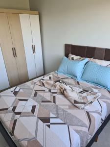 a bedroom with a bed with a hexagonal pattern at Ap 03 edificio Sao Paulo I in Ponta Grossa