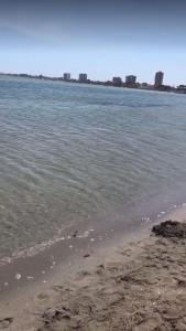 plaża z oceanem i budynki w tle w obiekcie Casa duplex w mieście San Pedro del Pinatar