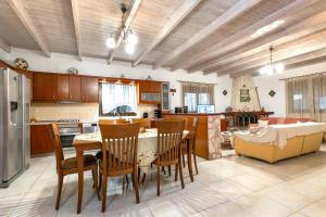 A kitchen or kitchenette at Villa Rafaela