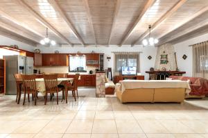 A kitchen or kitchenette at Villa Rafaela