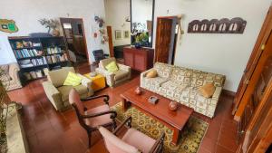 salon z kanapą i stołem w obiekcie Casa Carmelita Hotel Boutique Pitalito w mieście Pitalito