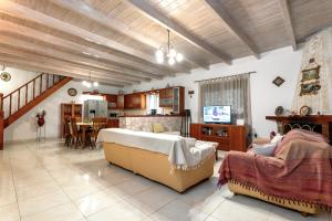 A television and/or entertainment centre at Villa Rafaela