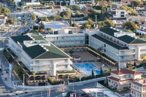 een luchtzicht op een stad met een gebouw bij Hotel Mediterraneo in Benidorm