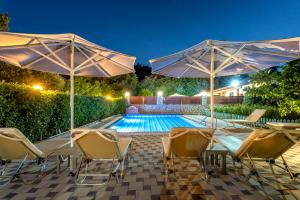 The swimming pool at or close to Villa Rafaela