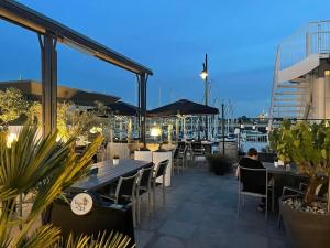 聖安娜蘭的住宿－Vakantiewoning De Krab，一间带桌椅的餐厅和一个码头