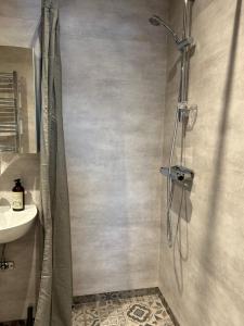 ein Bad mit einer Dusche und einem Waschbecken in der Unterkunft Annas B&B in Järvsö