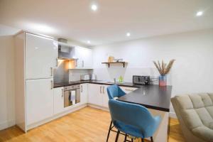 Η κουζίνα ή μικρή κουζίνα στο Cosy, Centrally Located Studio With Gated Parking!