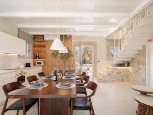 a kitchen and dining room with a table and chairs at Pietra Di Sabbia Villas in Palaiochora
