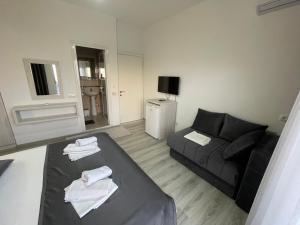 sala de estar con sofá y baño negro en Molla Apartments, en Ulcinj