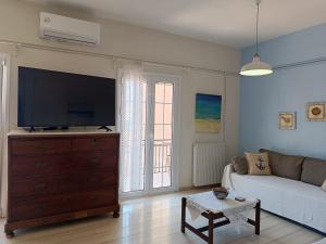 TV a/nebo společenská místnost v ubytování Corfu Pelekas Apartment 2