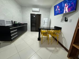 Kuchyň nebo kuchyňský kout v ubytování Apartamentos e Flats da Taty Praia das Toninhas - Ubatuba