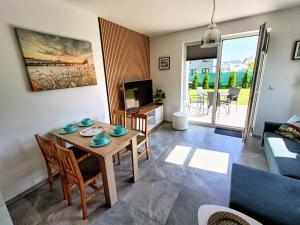una sala de estar con una mesa y un sofá en Domki Adek 2, en Władysławowo