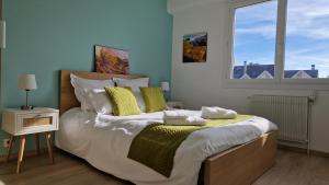 Lac Plage et Ville 95 m2 a 100m du lac, 3 chambres, parking客房内的一张或多张床位