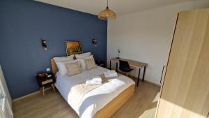 Lac Plage et Ville 95 m2 a 100m du lac, 3 chambres, parking客房内的一张或多张床位