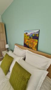 Lac Plage et Ville 95 m2 a 100m du lac, 3 chambres, parking客房内的一张或多张床位