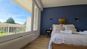 Lac Plage et Ville 95 m2 a 100m du lac, 3 chambres, parking客房内的一张或多张床位