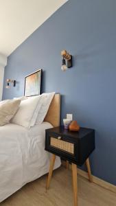 Lac Plage et Ville 95 m2 a 100m du lac, 3 chambres, parking客房内的一张或多张床位