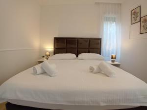 1 dormitorio con 1 cama blanca grande y 2 almohadas en Villa Maboka en Zadar