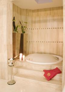 y baño con bañera y 2 velas. en Villas Opal Anfi Tauro, en Puerto Rico de Gran Canaria