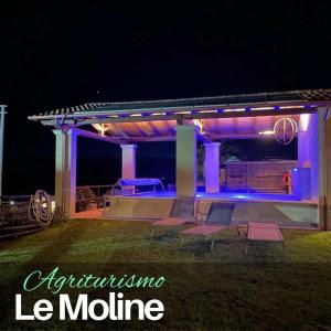 un cenador iluminado en un patio por la noche en Casale dei Lamponi a "le Moline" vita in fattoria, en Vetralla