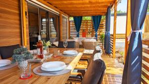 Mobile Homes Jaki - Camp park Soline tesisinde bir restoran veya yemek mekanı