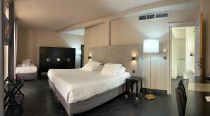 Rúm í herbergi á Hotel POZZO DI BORGO