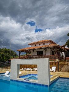 una casa con piscina y un edificio en Hotel Campestre Ataraxia Barichara, en Barichara