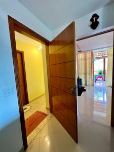 uma porta que dá para um quarto com um corredor em House TT do Vidigal no Rio de Janeiro