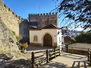 um edifício com um portão e um castelo em Casa Mourisca - Albino d'Óbidos em Óbidos