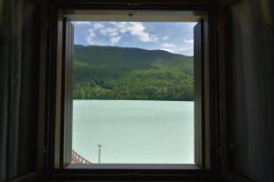 una ventana con vistas a una gran masa de agua en Hotel Celis, en Barcis